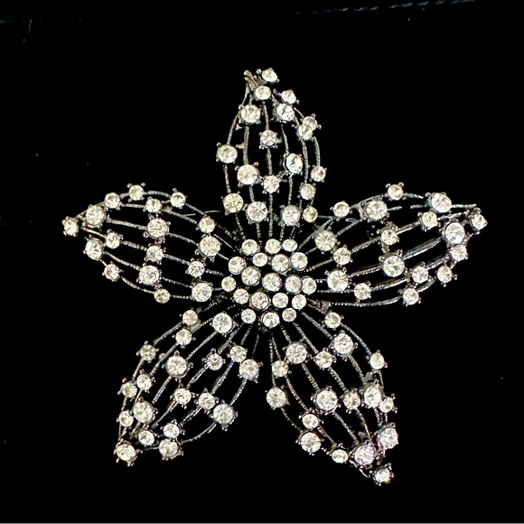 Gorgeous Vintage Rhinestone Brooch in the shape of a Star. - Picture 1 of 3